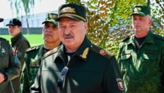 Der belarussische Machthaber Alexander Lukaschenko hat ein gemeinsames Militärmanöver mit seinem ...