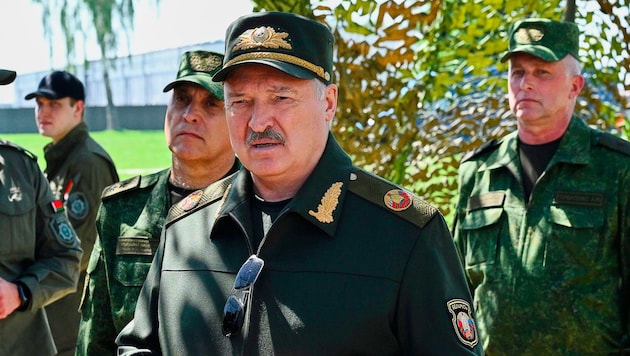 Der belarussische Machthaber Alexander Lukaschenko hat ein gemeinsames Militärmanöver mit seinem ...