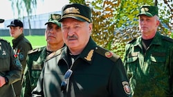 Der belarussische Machthaber Alexander Lukaschenko hat ein gemeinsames Militärmanöver mit seinem ...