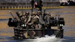 Soldaten einer US-Marine-Spezialeinheit bei einer Vorführung im US-Staat Florida