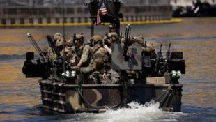 Soldaten einer US-Marine-Spezialeinheit bei einer Vorführung im US-Staat Florida