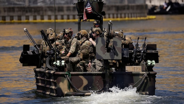 Soldaten einer US-Marine-Spezialeinheit bei einer Vorführung im US-Staat Florida