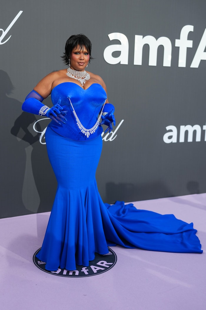 Sängerin Lizzo trug das auffälligste Accessoire des Abends.