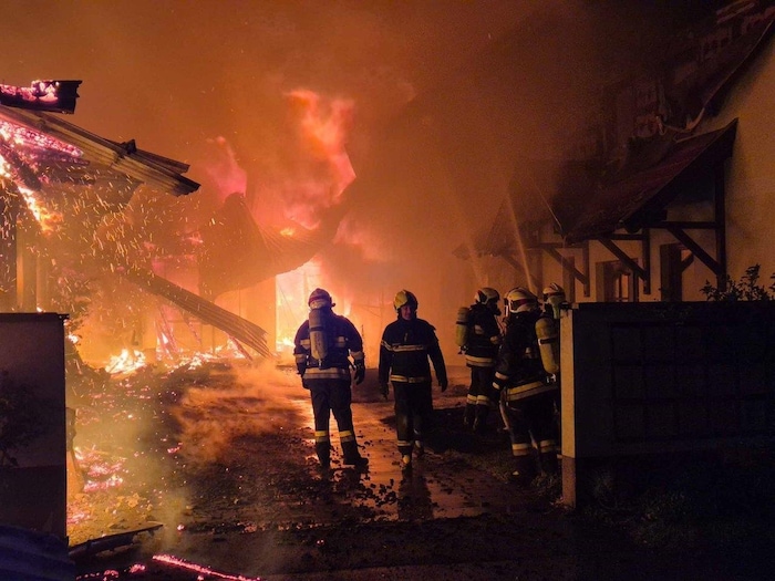 Die Löschmannschaften sahen sich einer Feuerhölle gegenüber.