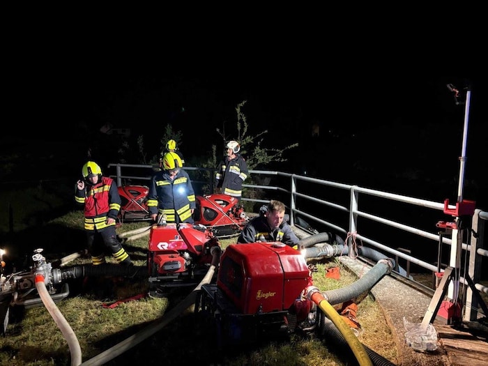Löschwasser wurde aus einem nahen Bach abgepumpt.