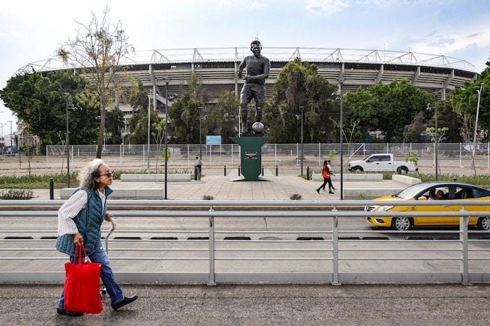 Die Statue steht vor dem Stadion Jalisco