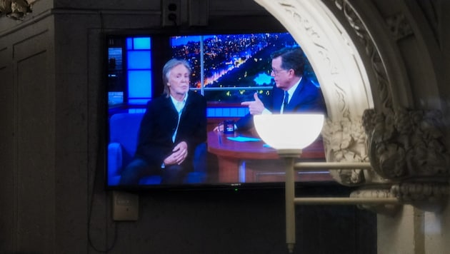 Stephen Colbert verabschiedet sich mit Paul McCartney als prominentem Gast: Ein Monitor im Ed ...