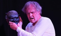 Sven Eric Bechtolf zählt zu den prägenden Persönlichkeiten des deutschsprachigen Theaters: Vom ...