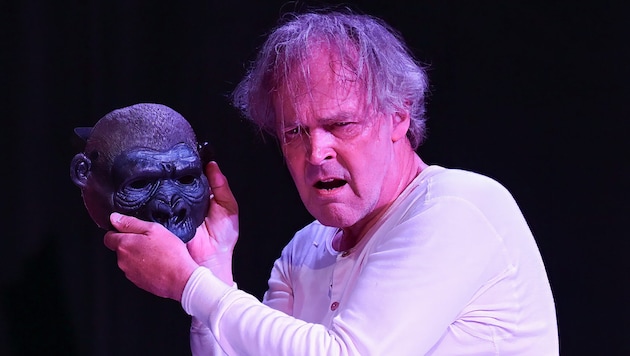 Sven Eric Bechtolf zählt zu den prägenden Persönlichkeiten des deutschsprachigen Theaters: Vom ...