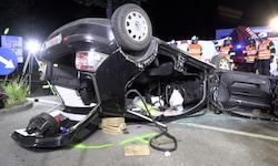 Der Lenker wurde bei dem schweren Unfall in seinem stark demolierten Fahrzeug eingeschlossen.