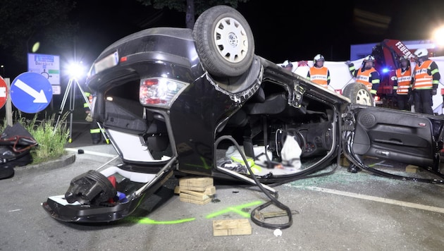 Der Lenker wurde bei dem schweren Unfall in seinem stark demolierten Fahrzeug eingeschlossen.