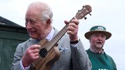 König Charles III. greift plötzlich zur Ukulele – und liefert den wohl lockersten Royal-Moment ...