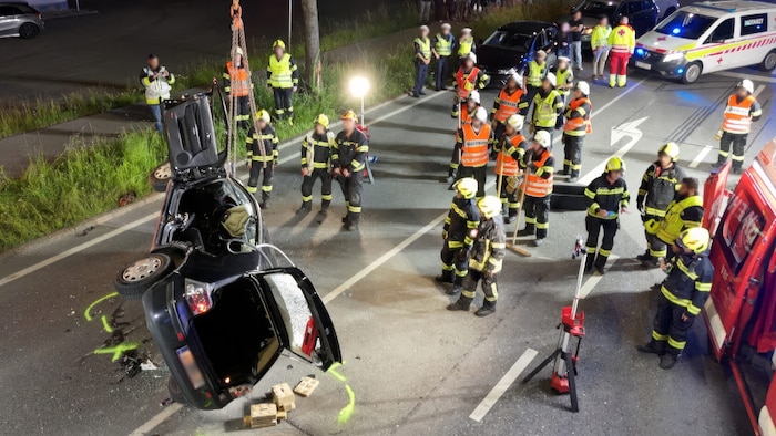 Großeinsatz in Lauterach: Die L190 war für die Dauer der Fahrzeugbergung gesperrt.