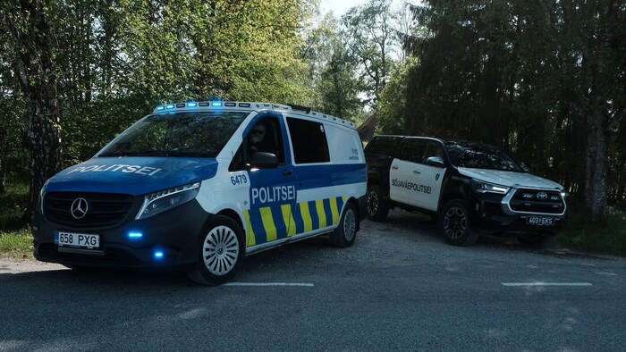 Die estnische Polizei sichert das Gebiet, wo zuletzt eine abgeschossene Drohne abgestürzt ist.