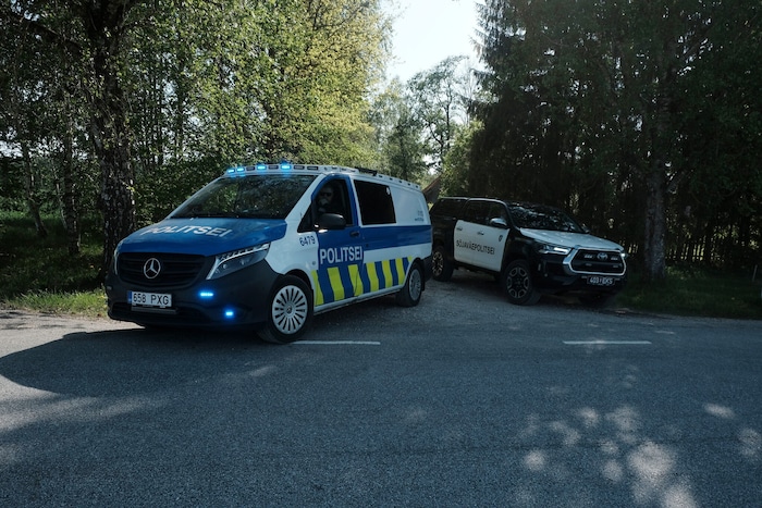 Die estnische Polizei sichert das Gebiet, wo zuletzt eine abgeschossene Drohne abgestürzt ist.