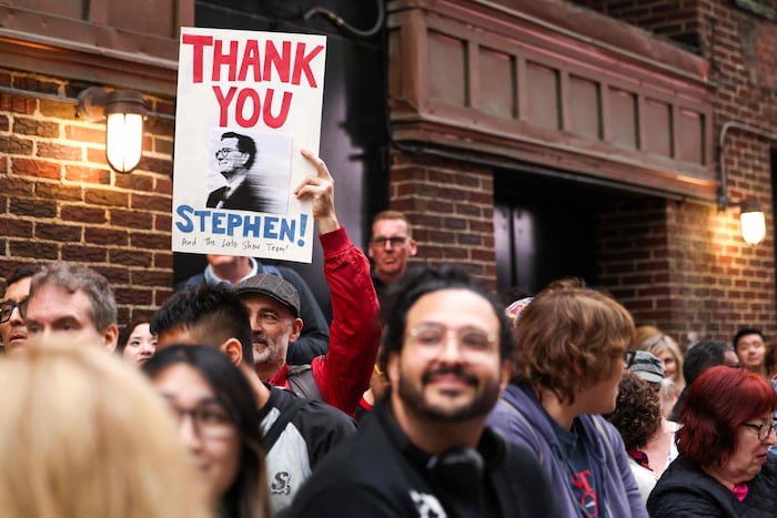 Fans versammelten sich vor dem Ed Sullivan Theater, um sich von Colbert zu verabschieden.