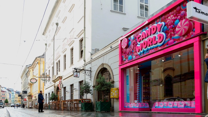 Die auffällige Fassade von Candy World auf der Landstraße wurde laut der Stadt weder beantragt ...