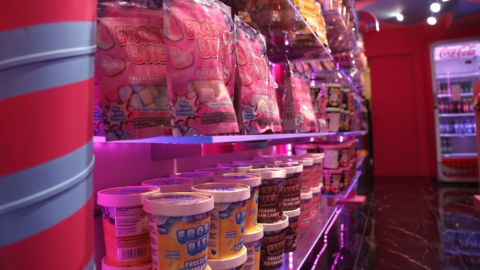 Innen wie außen leuchtet alles in grellem Pink.