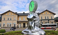 Neue Skulptur „Zeitenwende“ von Xenia Hausner in Bad Ischl