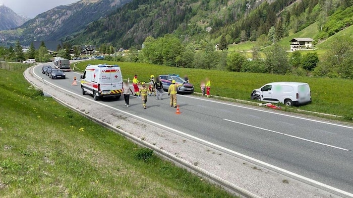 Der Lieferwagen kam im Feld zum Stillstand.