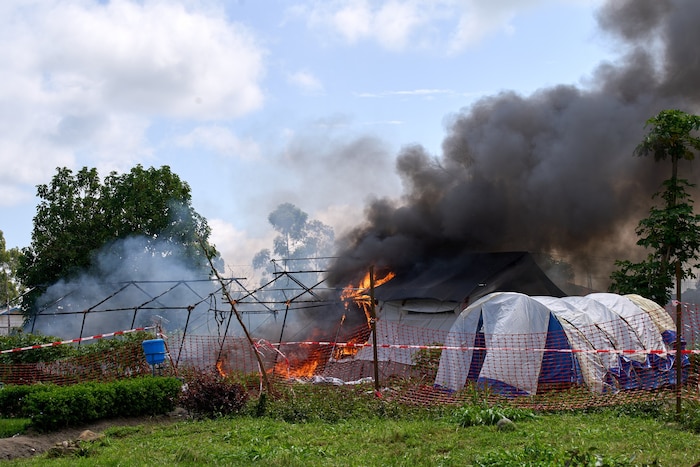 Flammen und Rauch steigen aus einem Ebola-Behandlungszentrum in Rwampara (Kongo) auf.