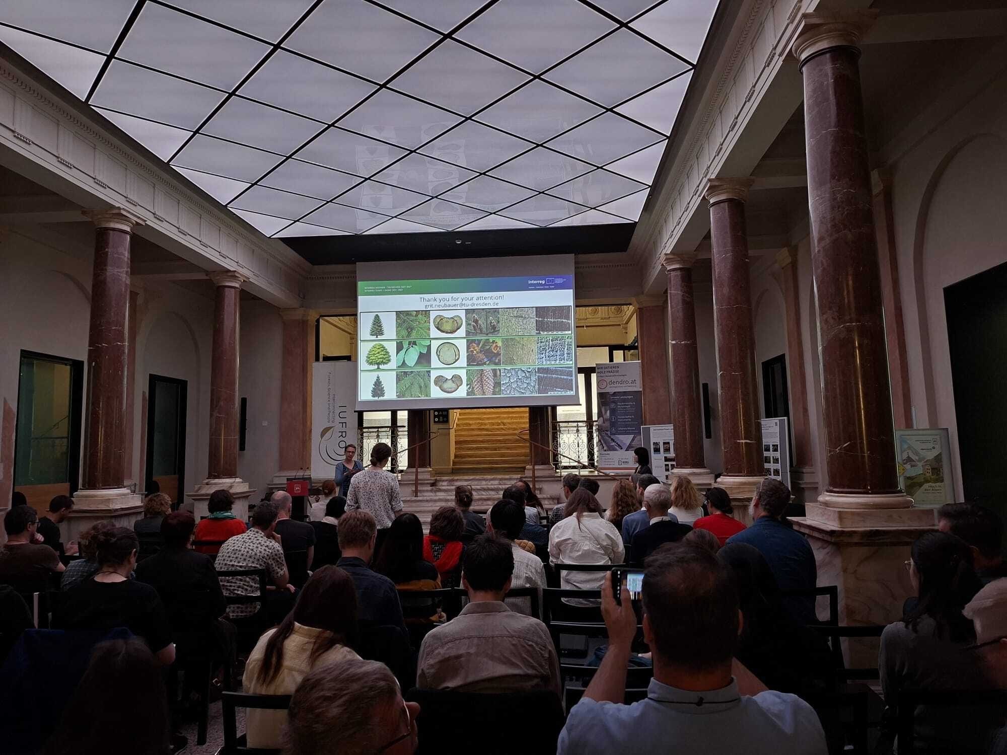Im Foyer im kärnten museum in Klagenfurt hielten die Experten Vorträge zu ihren jeweiligen ...