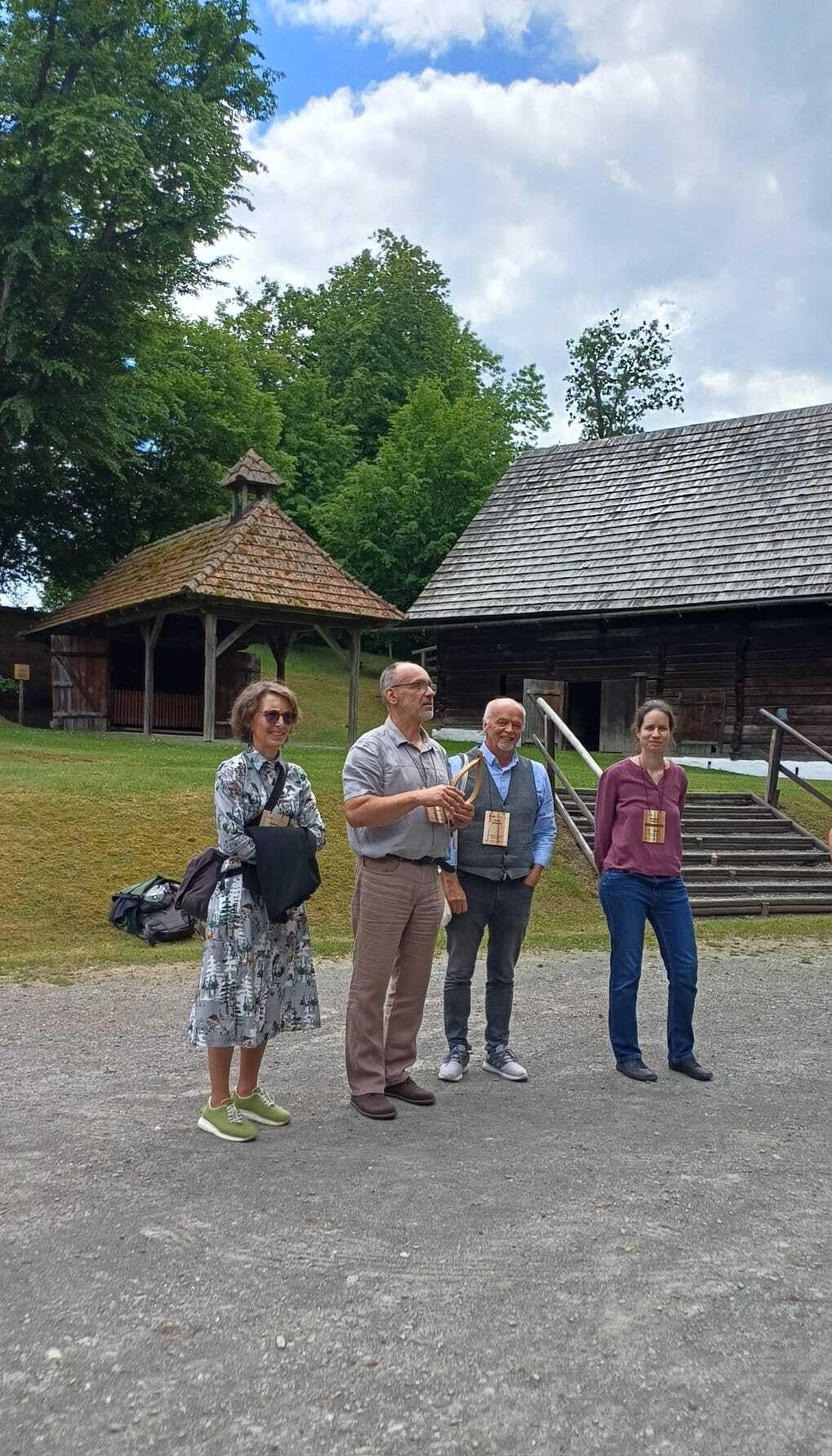 Ethnologe Heimo Schinnerl (Zweiter von rechts) hatte vor wenigen Jahren ein Holzhaus im ...