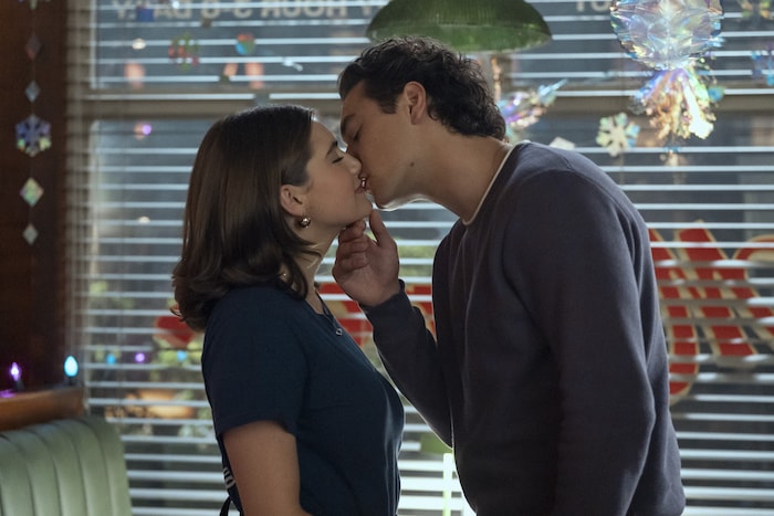 Musikstudentin Hannah Wells (Ella Bright) und Garrett Graham (Belmont Cameli) kommens ich in ...