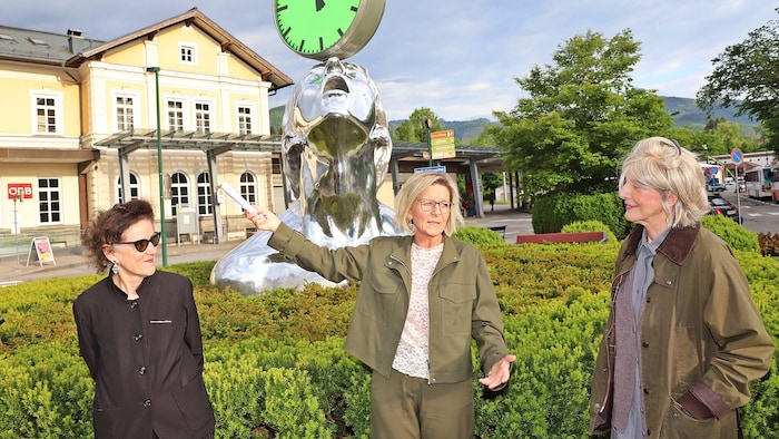 Elisabeth Schweeger (li.), Bürgermeisterin Ines Schiller, Xenia Hausner (re.)
