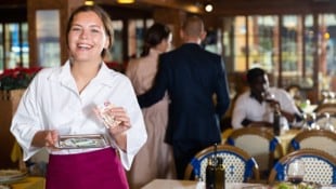 In der heimischen Gastronomie ist „aufrunden“ bzw. zehn Prozent „Tip“ üblich.