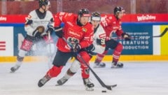 Zwerger (vo.) will mit Österreich bei der Eishockey-WM am Samstag die Deutschen niederringen.