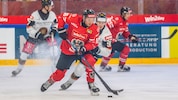 Zwerger (vo.) will mit Österreich bei der Eishockey-WM am Samstag die Deutschen niederringen.