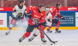 Zwerger (vo.) will mit Österreich bei der Eishockey-WM am Samstag die Deutschen niederringen.