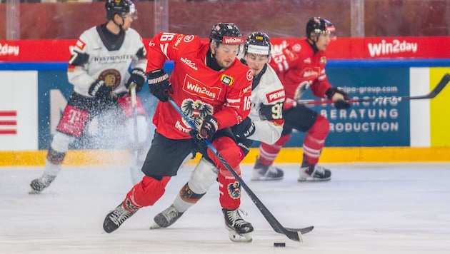 Zwerger (vo.) will mit Österreich bei der Eishockey-WM am Samstag die Deutschen niederringen.