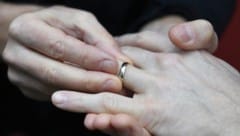 Ein schwules Paar, das in Österreich geheiratet hat, darf sich jetzt nicht in das slowakische ...