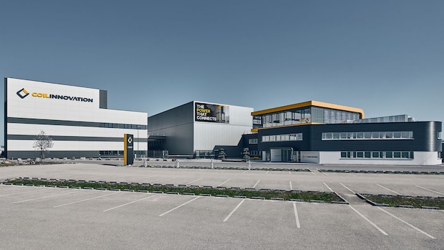 Der Firmenstandort in Eferding: Die Halle links am Bild wurde neu gebaut, der Bürotrakt rechts ...