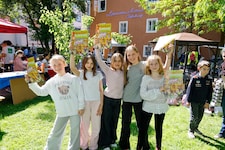 Marie, Matilde, Philippa, Josefine und Lovis sind in der Redaktion der „Plaudertasche“. 