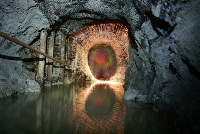 Über einen Schacht wird das Wasser ins Freie gepumpt.