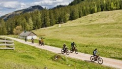 Mal Asphalt, mal griffiger Schotter mit weitem Blick ins Tal. Die Strecke wechselt ihr Gesicht ...