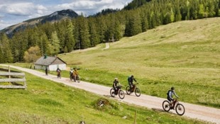 Mal Asphalt, mal griffiger Schotter mit weitem Blick ins Tal. Die Strecke wechselt ihr Gesicht ...