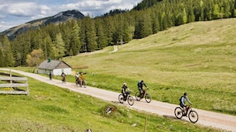 Mal Asphalt, mal griffiger Schotter mit weitem Blick ins Tal. Die Strecke wechselt ihr Gesicht ...