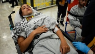 Eine Aktivistin der Gaza-Hilfsflotte wird nach ihrer Ankunft in Istanbul mit einer Bahre ...