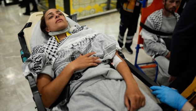 Eine Aktivistin der Gaza-Hilfsflotte wird nach ihrer Ankunft in Istanbul mit einer Bahre ...