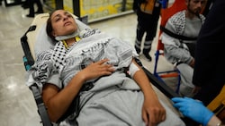 Eine Aktivistin der Gaza-Hilfsflotte wird nach ihrer Ankunft in Istanbul mit einer Bahre ...
