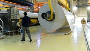 Die rund 7500 Beschäftigten der Papierindustrie erhalten rückwirkend ab 1. Mai um 2,4% bis 2,75% ...
