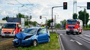 Die 66-Jährige war mit ihrem Kleinwagen gegen den Mast der Oberleitung gestoßen.