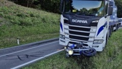 Das Motorrad wurde unter dem Lkw eingeklemmt – zum Glück ohne Lenker.