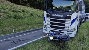 Das Motorrad wurde unter dem Lkw eingeklemmt – zum Glück ohne Lenker.
