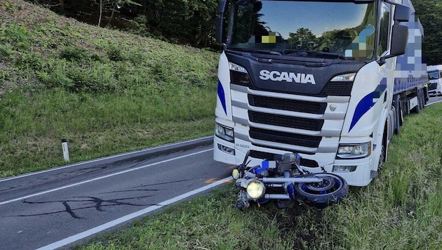 Das Motorrad wurde unter dem Lkw eingeklemmt – zum Glück ohne Lenker.