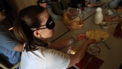 Das „Frühstück im Dunkeln“ zeigte Schwierigkeiten für Blinde und Sehbehinderte auf. Schnell ...